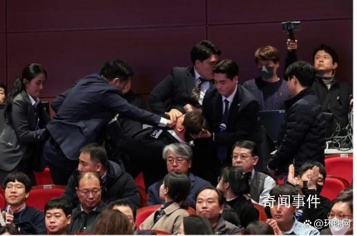 議員與尹錫悅握手后被警衛捂嘴拖走