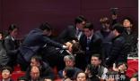 議員與尹錫悅握手后被警衛捂嘴拖走