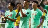 媒體人:國足在場上不敢承擔責任