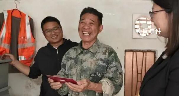 彈鋼琴走紅的工人大叔受邀看春晚