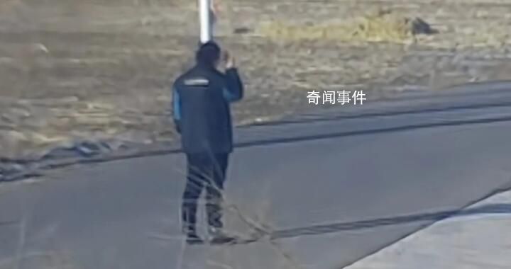 返程時監控發現媽媽在路口站了很久