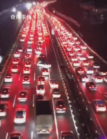 春節(jié)返程擁堵:尾燈連成一條紅線