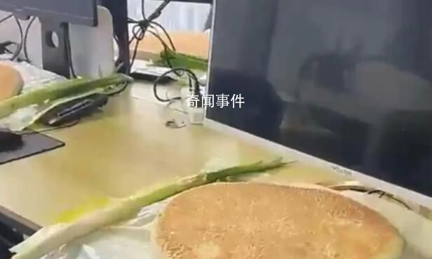 小伙帶400多斤大餅返工送同事