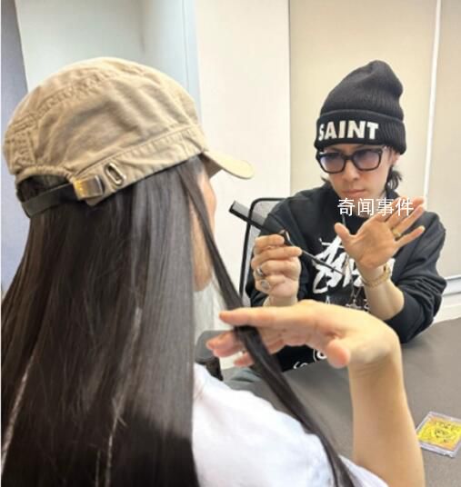 周星馳體驗離子燙 一頭黑長直的發型