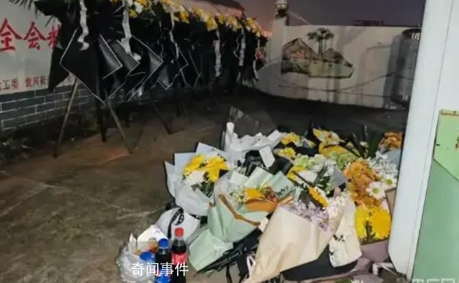 新余火災事故現場對面擺滿鮮花 一場無情的大火奪走了39條鮮活的生命