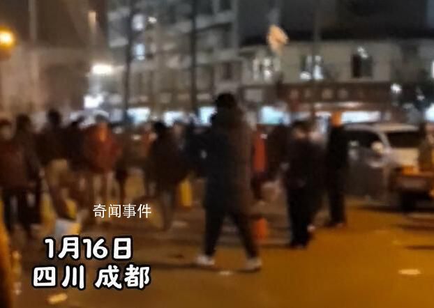 大媽跳廣場舞擾民小伙撒冥幣驅趕