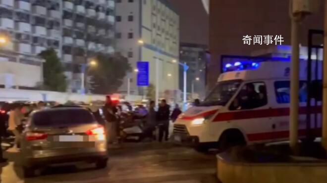救護(hù)車被私家車擋道 患者家屬急哭