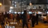 大媽跳廣場舞擾民小伙撒冥幣驅趕