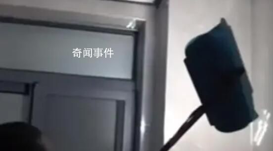 當(dāng)?shù)鼗貞?yīng)房東拿探照燈檢查索賠萬元 正在積極組織雙方當(dāng)事人依法調(diào)解處置雙方糾紛