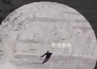 巴平民領(lǐng)物資中槍后仍努力起身