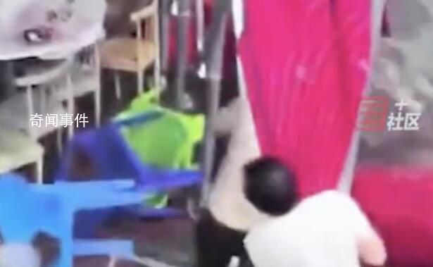 南昌突起強(qiáng)風(fēng) 男子抱住大棚被吹飛